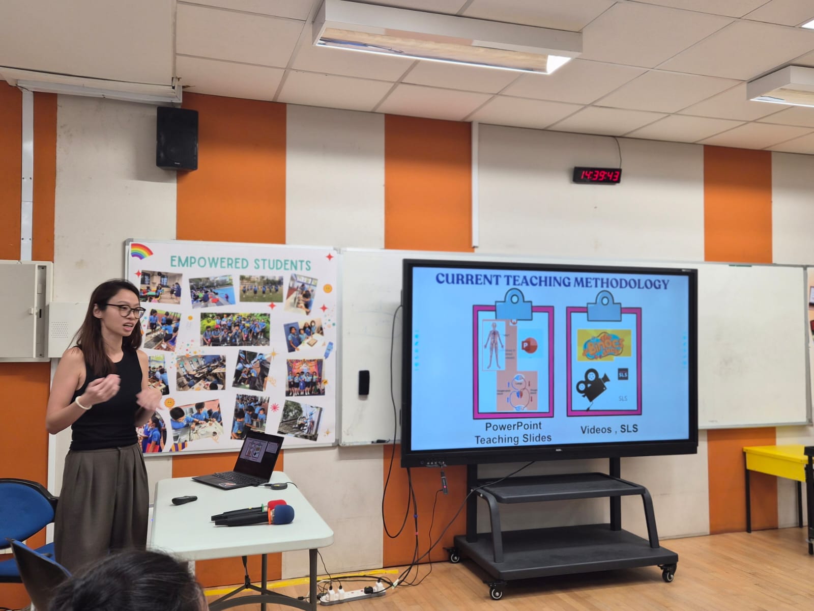 Teachers from Qifa Primary School explored the WriteCube app, which supports
				students in Chinese composition writing in an intelligent AR-supported learning
				environment.